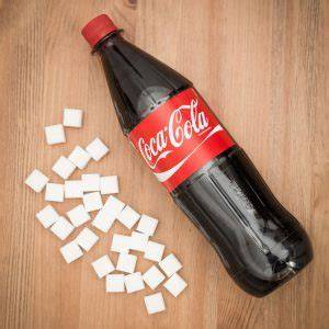 Flasche Coca‑Cola mit Zuckerwürfeln