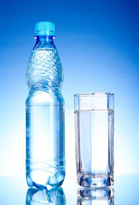 Flasche Honigmet und Glas
