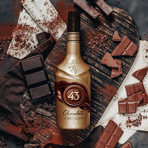 Flasche Licor 43 Chocolate mit Schokoladentafeln
