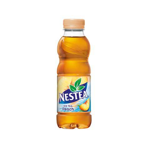Flasche Nestea Weißer Pfirsich ohne Zucker neben Glas mit Eiswürfeln