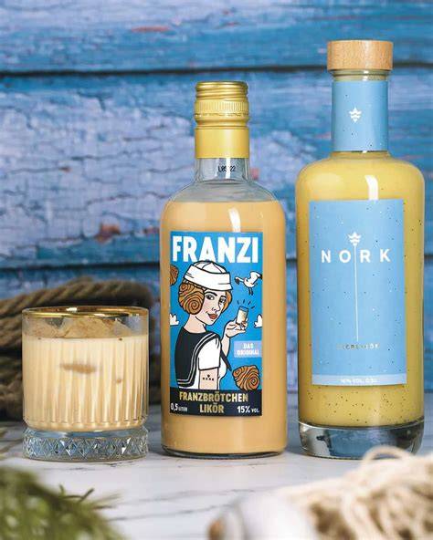Flasche Niederegger Marzipan Likör neben Marzipan und Glas mit Eis