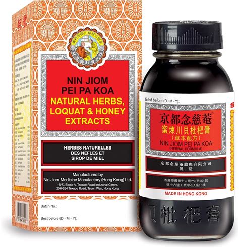 Flasche Nin Jiom Pei Pa Koa auf Apothekentresen in Chinatown