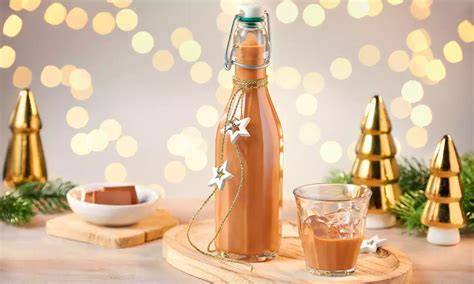 Flasche Nougatlikör auf Holztisch mit Vanilleschote