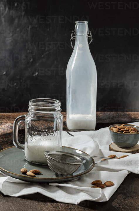 Flasche Reissirup neben Mandeln