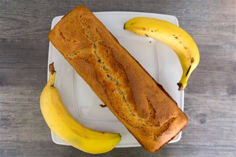 Flasche Reissirup neben frischen Bananen