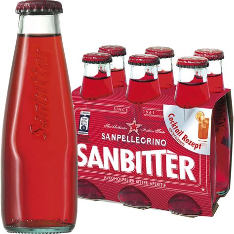 Flasche Sanbitter rubinrot auf Tisch mit Orangen-Scheibe