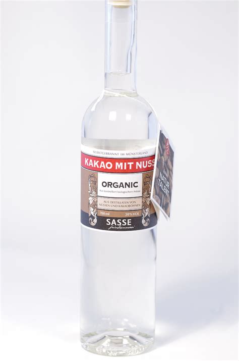 Flasche Sasse Kakao Nuss auf dunklem Holz