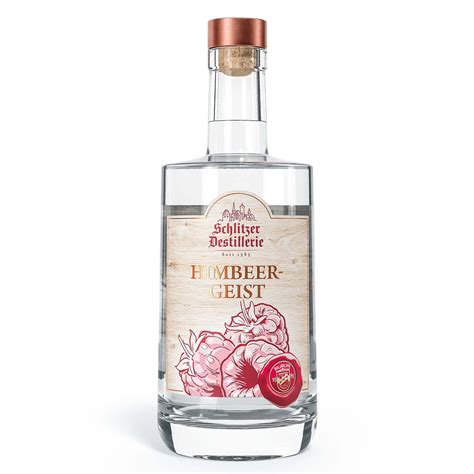 Flasche Schladerer Himbeergeist neben frischen Himbeeren