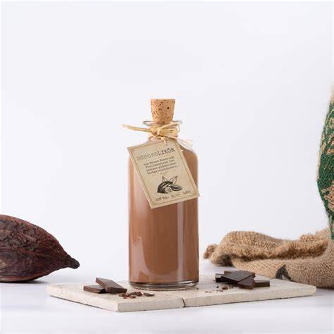 Flasche Schokolikör und dunkle Kakaobohnen
