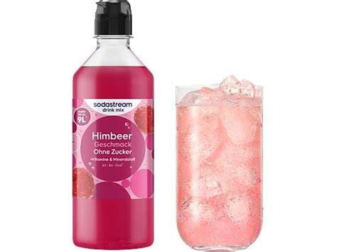 Flasche SodaStream Himbeer Zero neben einem Glas mit Sprudel