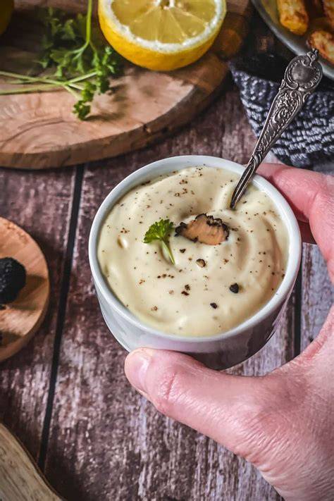 Flasche Trüffel-Mayonnaise und Portionen