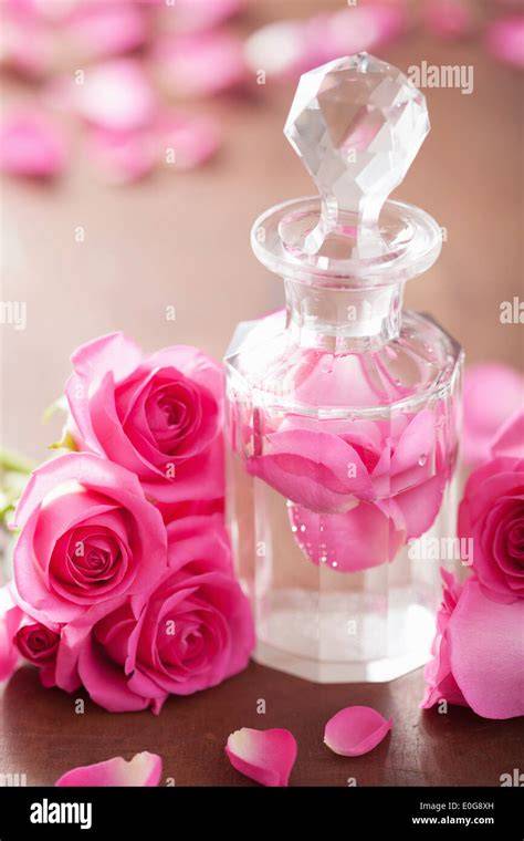 Flasche mit Rosenblütenwasser und Rosenblüten