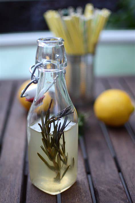 Flasche mit Rosmarin-Sirup im Kühlschrank