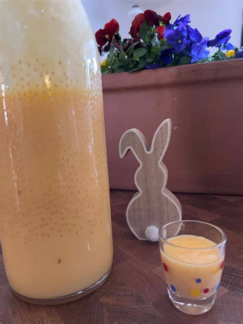 Flasche mit selbstgemachtem Eierlikör und Vanilleschote