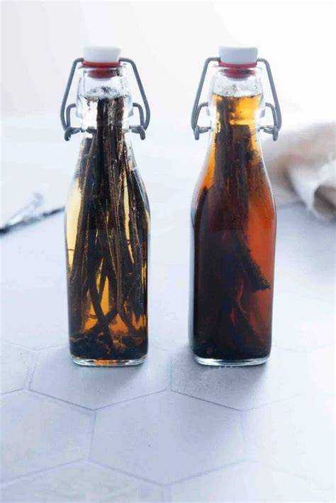 Flasche mit selbstgemachtem Vanilleextrakt und Vanilleschoten