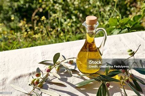 Flasche natives Olivenöl extra und Olivenzweig