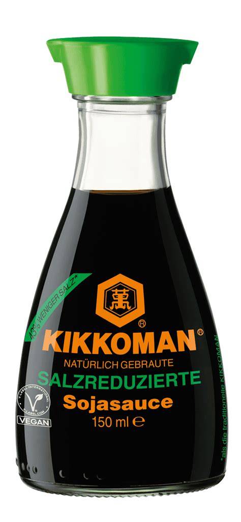 Flasche salzreduzierte Sojasauce neben Schale mit Dip