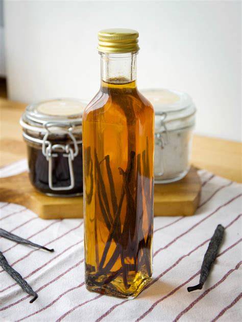 Flasche selbstgemachter Vanilleextrakt und Vanilleschoten