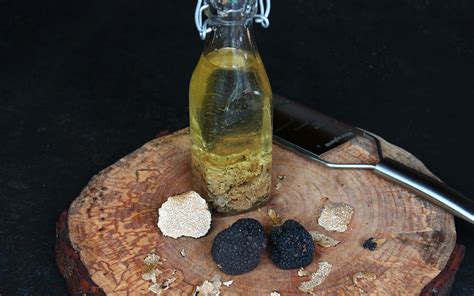 Flasche selbstgemachtes Trüffelöl auf Küchentisch