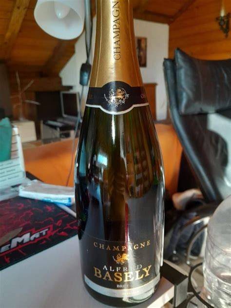 Flaschen Champagner über einem Topf mit Ganache