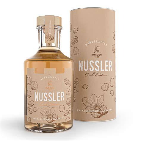 Flaschen der Burgen Nussler Cask Edition mit Kastanienholzfass