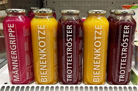 Flaschen mit Agavendicksaft und agava-Produkten im Regal