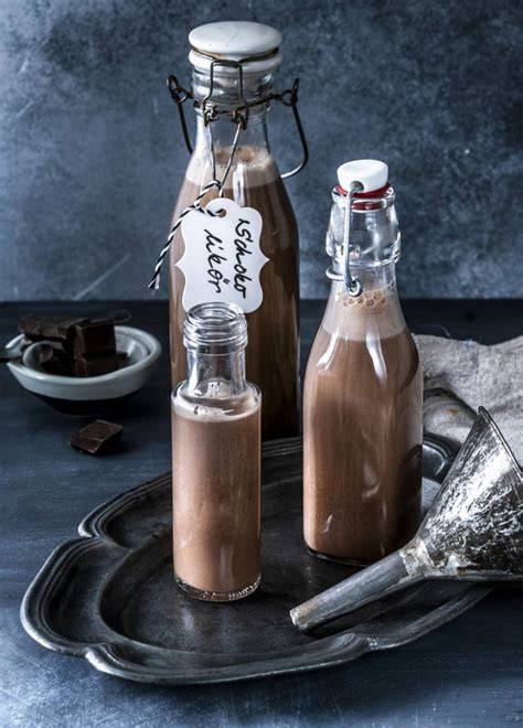 Flaschen mit hausgemachtem Schokoladenlikör