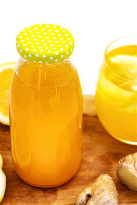 Flaschen mit selbstgemachtem Ingwersirup ohne Zucker