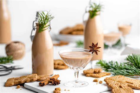 Flaschen und Gläser: Spekulatius-Sirup, Gewürzmischung, cremiger Likör