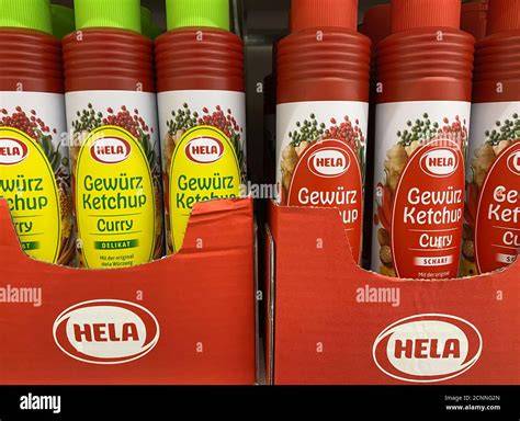 Flaschen verschiedener Ketchup-Marken im Regal
