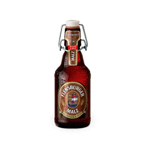 Flensburger Malzbier Flasche auf einem Holztisch, Nahaufnahme