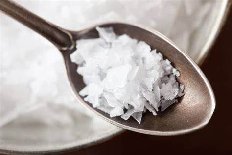 Fleur de Sel Kristalle auf einem Löffel