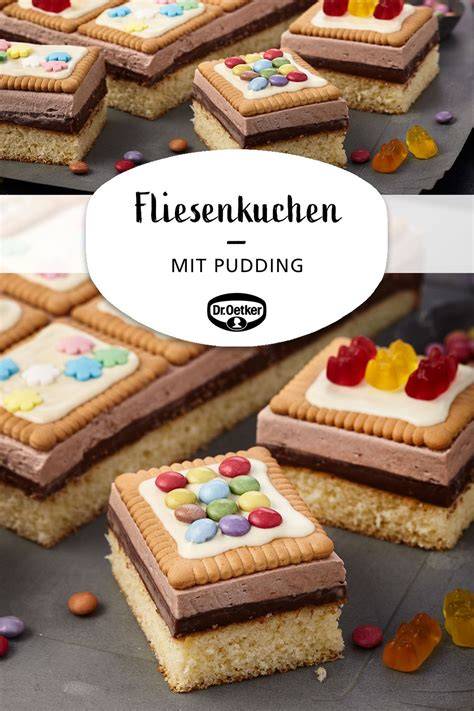 Fliesenkuchen mit Schokoladenpudding und dekorierten Butterkeksen