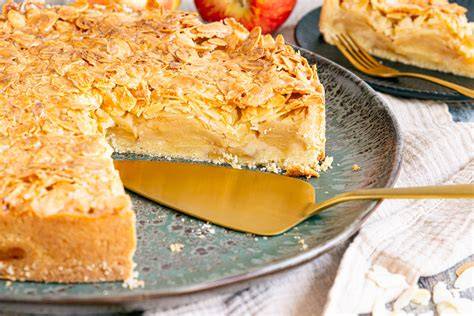 Florentiner Kuchen angeschnitten - Mandelkruste und Apfelfüllung