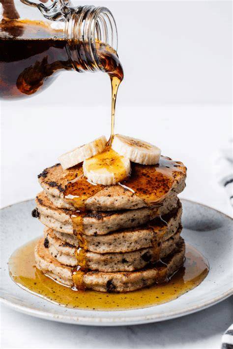 Fluffige Bananen Pancakes mit Schokoladenstückchen und Ahornsirup