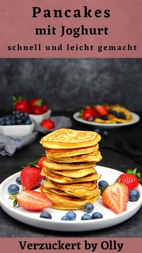 Fluffige Pancakes mit Beeren und Sirup