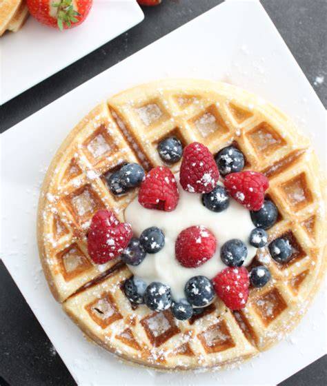 Fluffige Waffeln mit Puderzucker und Beeren