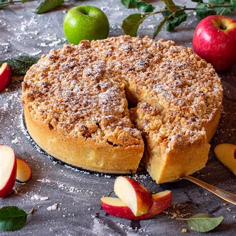 Fluffiger Apfelkuchen mit glänzenden Apfelspalten