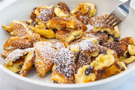 Fluffiger Kaiserschmarrn in Pfanne, karamellisiert