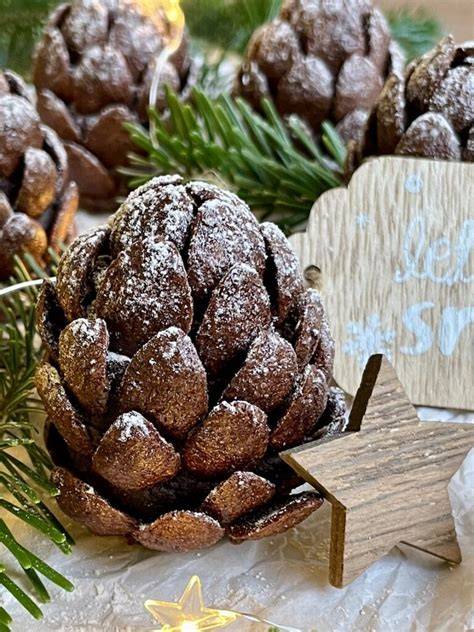 Fondant‑Tannenzapfen und Holzschild