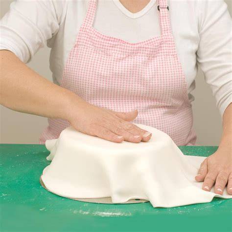 Fondant über Torte legen, faltenfrei einstreichen