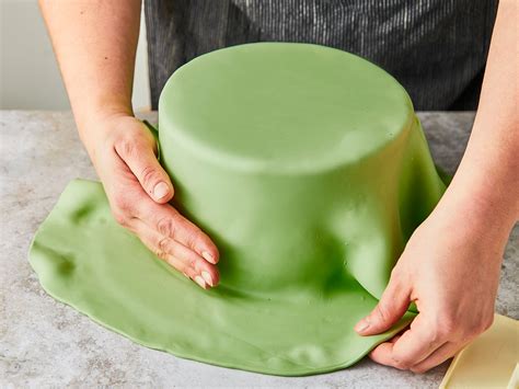 Fondant über die Torte legen und glattstreichen