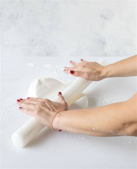 Fondant ausgerollt auf Silikonmatte mit Rollstab
