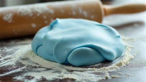 Fondant ausrollen auf leicht bemehlter Arbeitsfläche