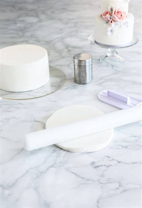 Fondant ausrollen und dekorieren