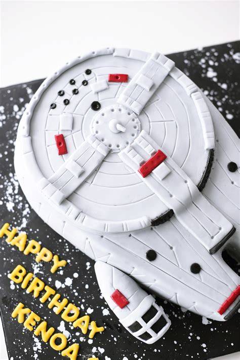 Fondant einfärben und Eindecken der Millennium Falke Torte