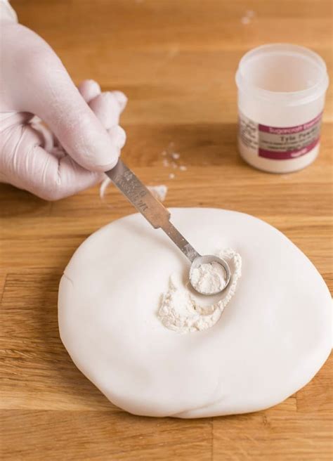 Fondant und CMC Pulver auf Arbeitsfläche