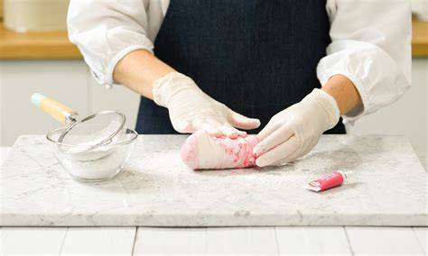 Fondant wird aufgelegt und sauber geglättet - Detailansicht