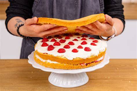Fondant-Ausrollen und Auflegen auf Torte