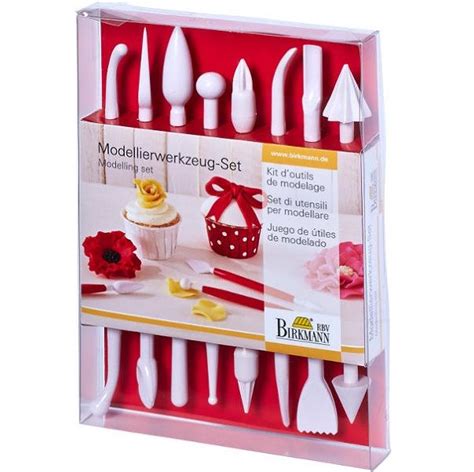 Fondant-Blumen und Modellierwerkzeuge